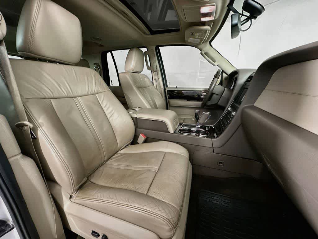 Used 2016 Lincoln Navigator Select RWD image 15