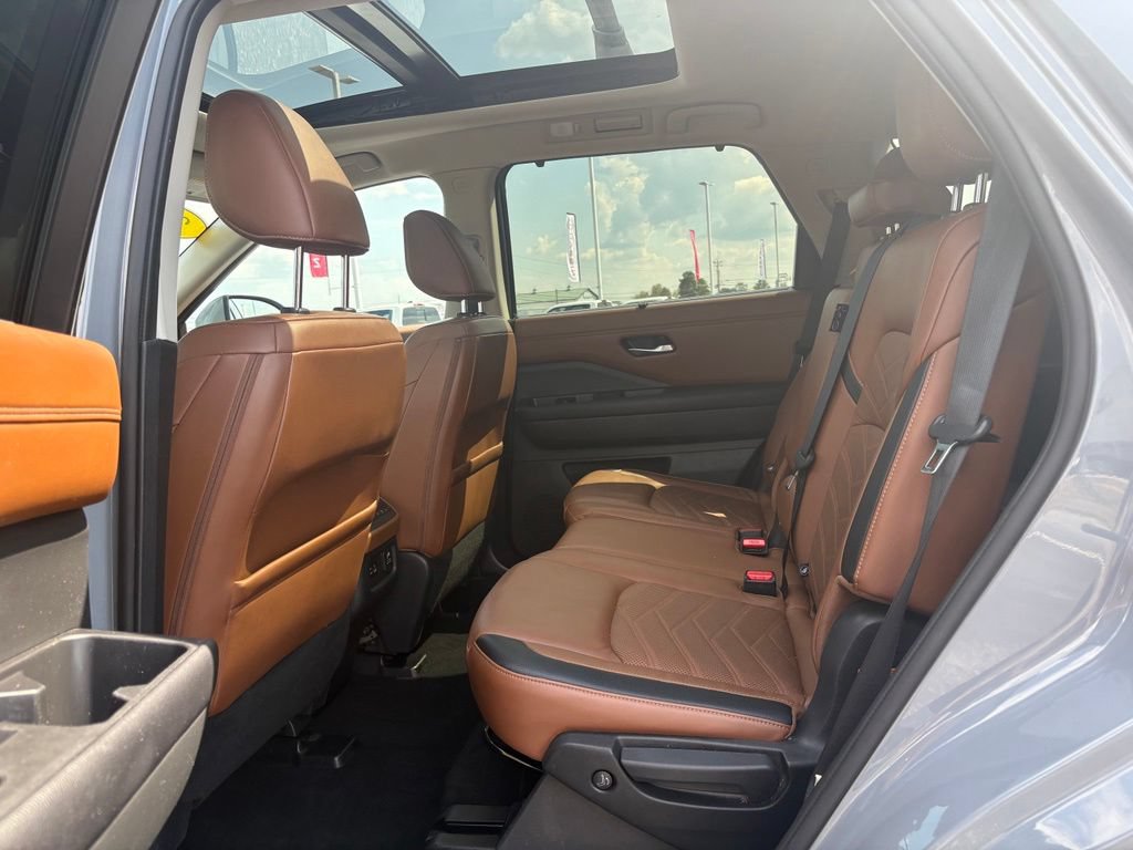 Used 2023 Nissan Pathfinder Platinum w/ Cargo Package AWD/4WD image 17