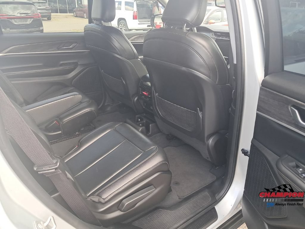 Used 2023 Jeep Grand Cherokee L Limited AWD/4WD image 16