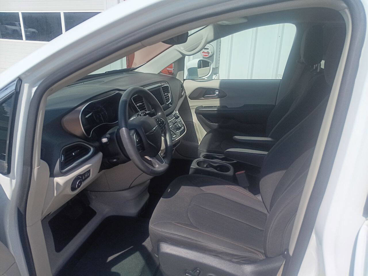 Used 2018 Chrysler Pacifica Touring Plus image 6
