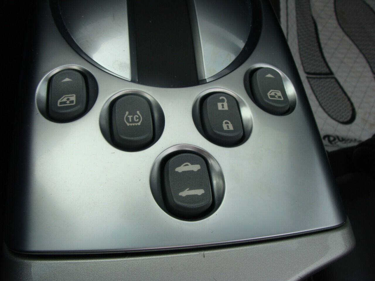 Used 2004 Chevrolet SSR w/ Preferred Equipment Group RWD image 12