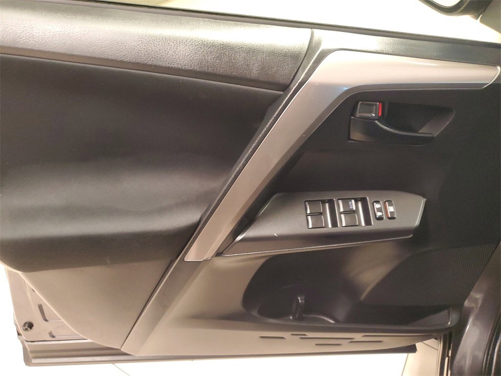 Used 2018 Toyota RAV4 LE image 17