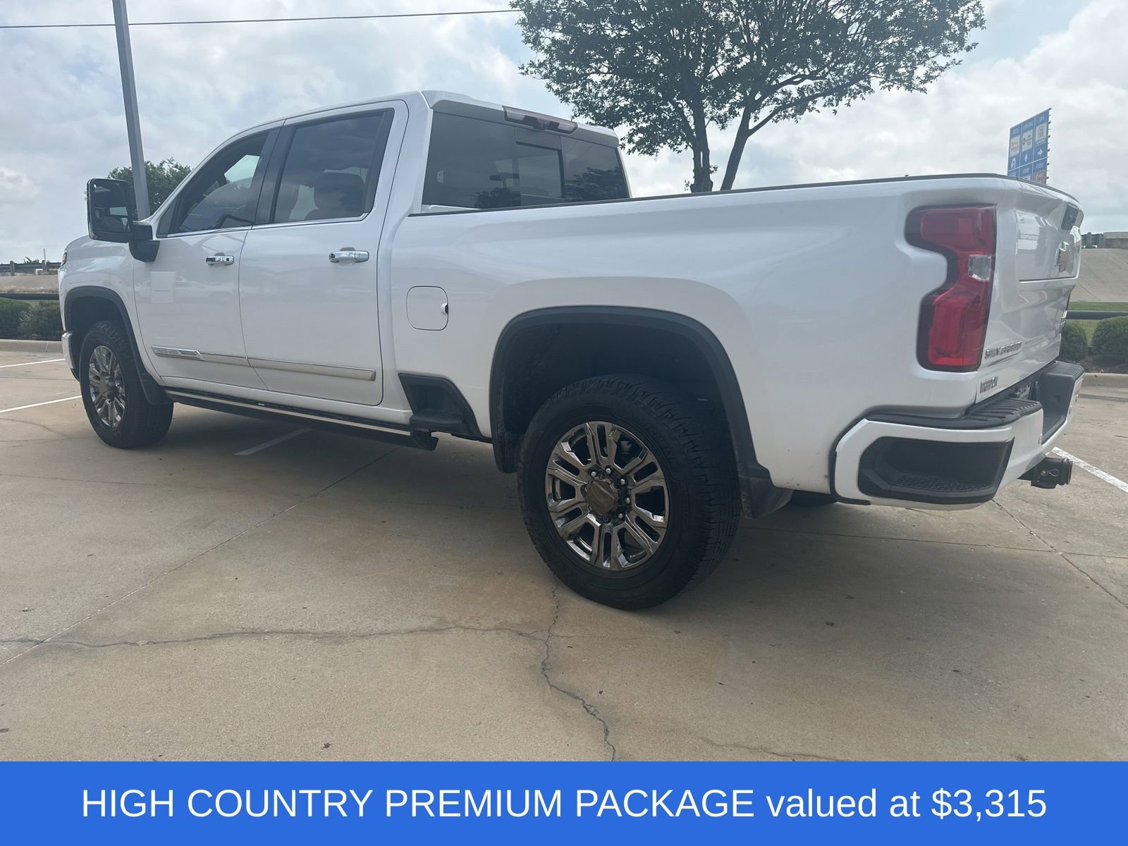 Used 2024 Chevrolet Silverado 2500 High Country w/ High Country Premium Package image 4