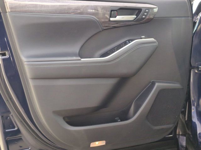 Used 2022 Toyota Highlander Platinum image 14