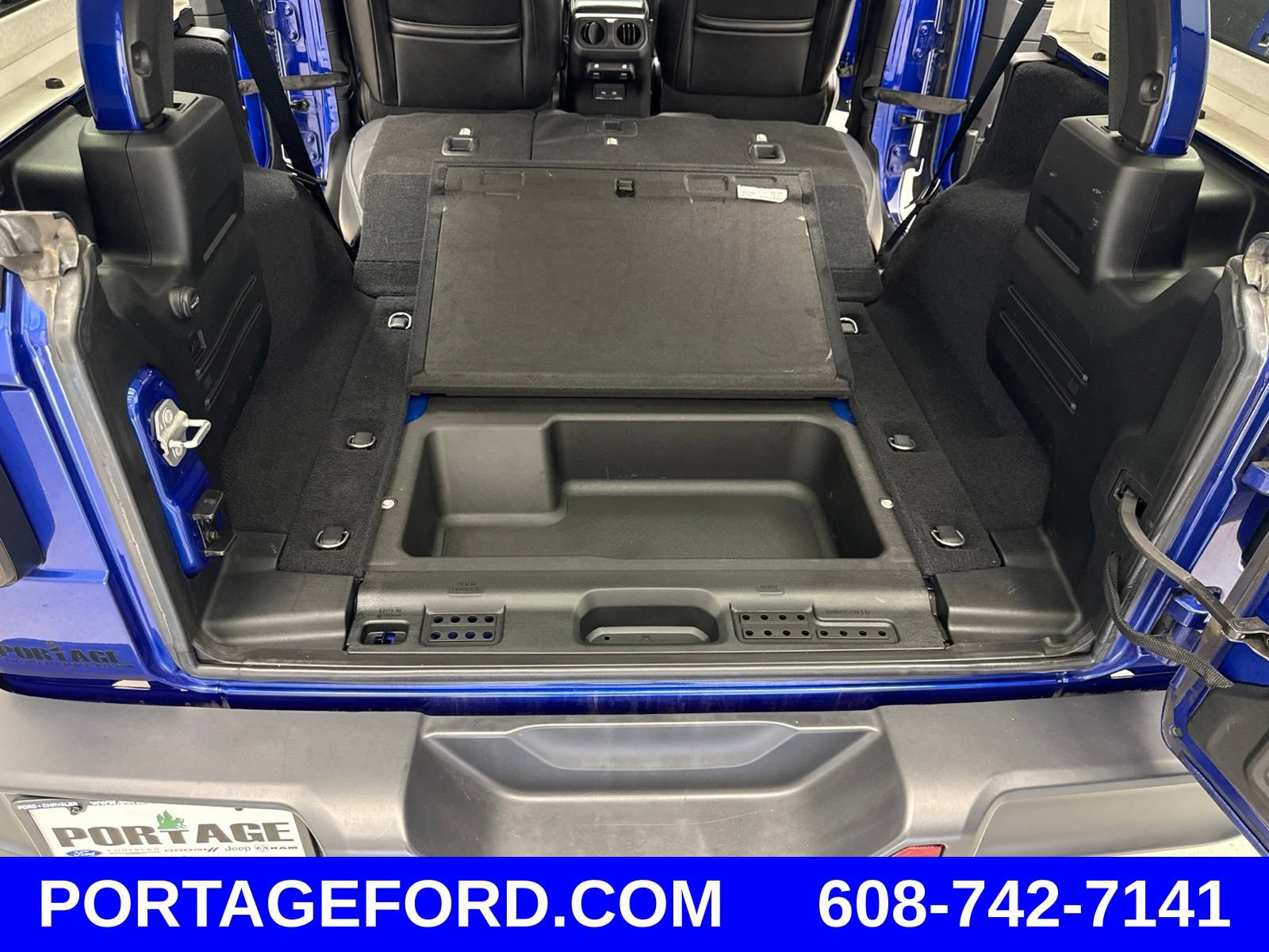 Used 2018 Jeep Wrangler Unlimited Sahara w/ Cold Weather Group AWD/4WD image 39