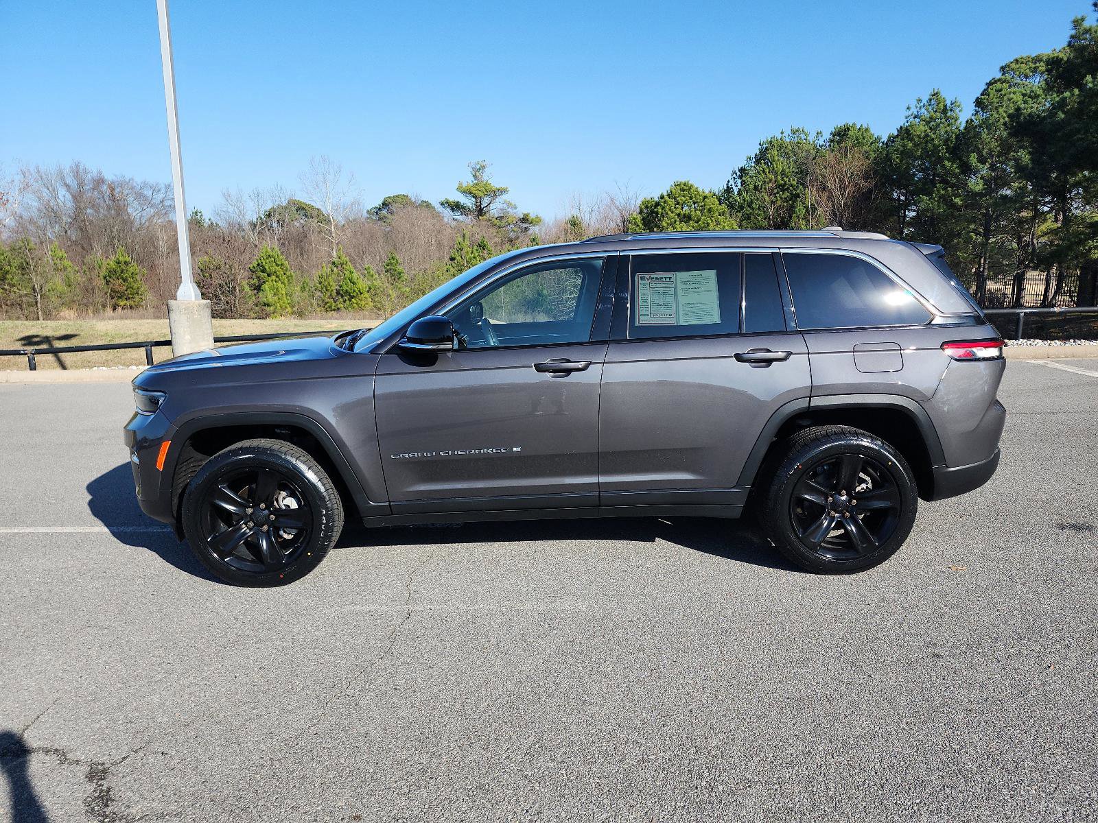 Used 2022 Jeep Grand Cherokee Limited w/ Trailer Tow Prep Group (B) image 2