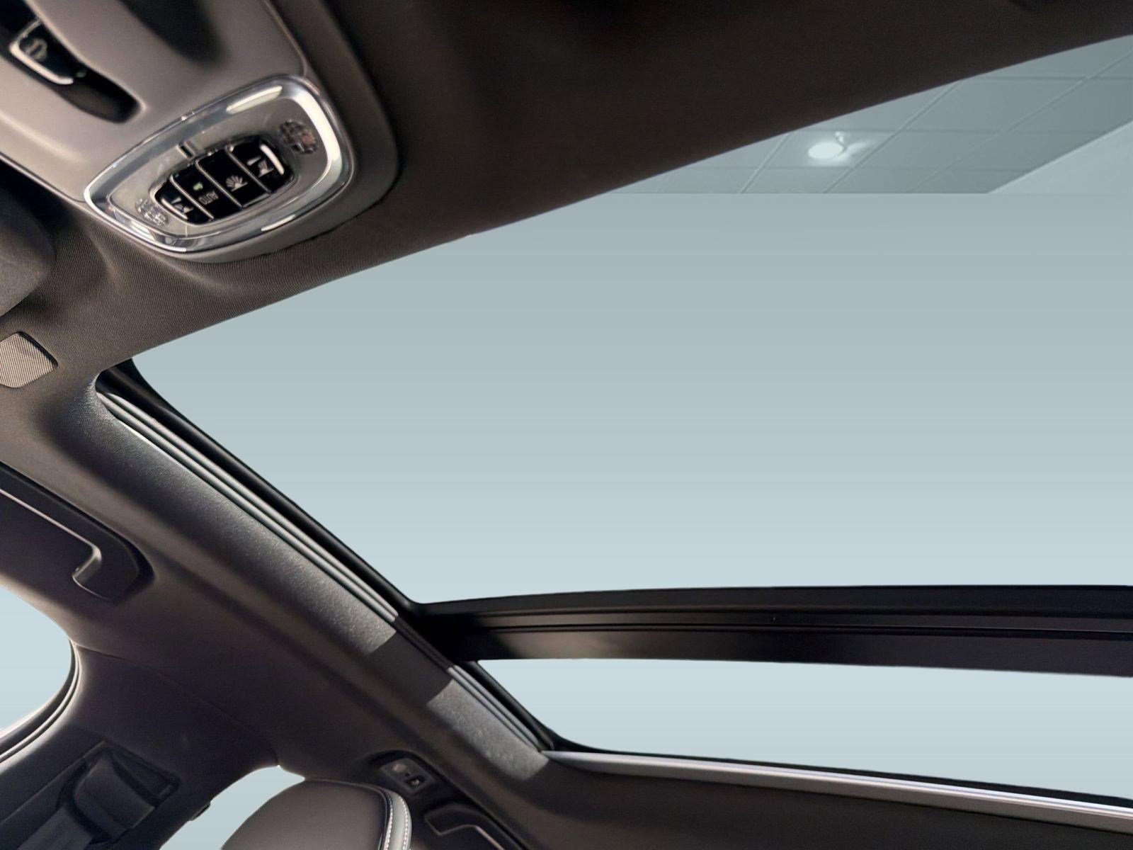 Used 2019 Volvo S60 T5 R-Design image 16