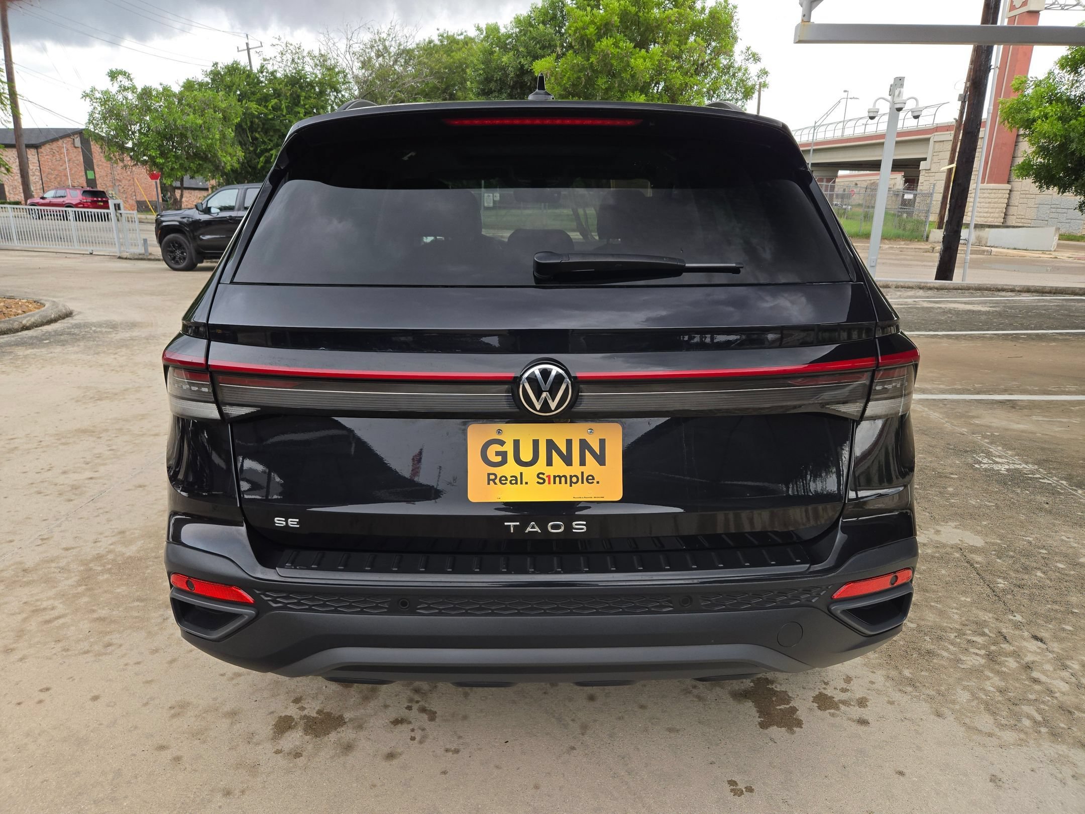 Used 2025 Volkswagen Taos SE FWD image 4