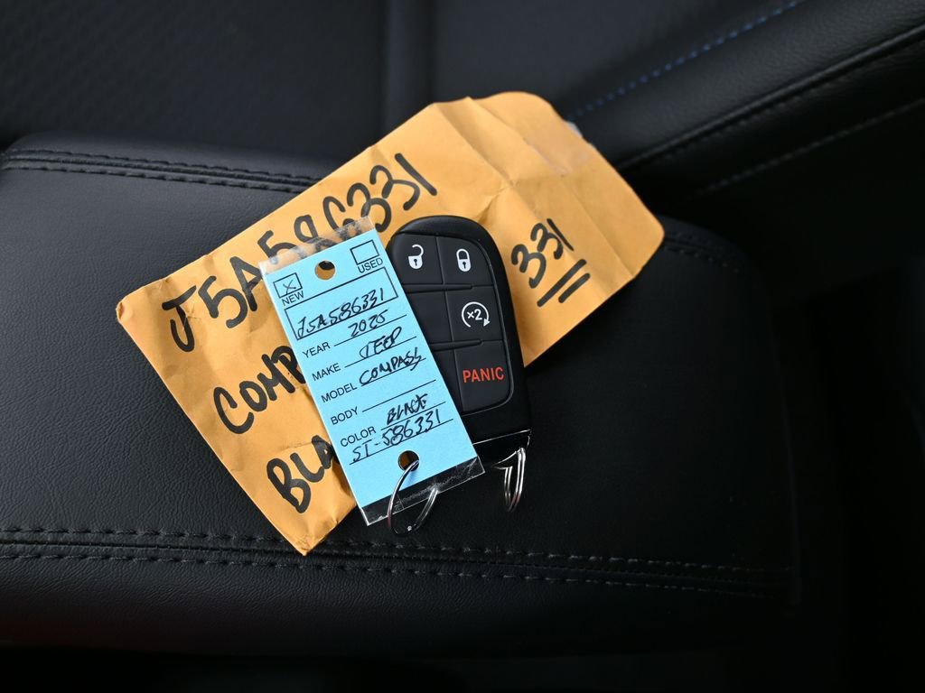 Used 2025 Jeep Compass Latitude image 17