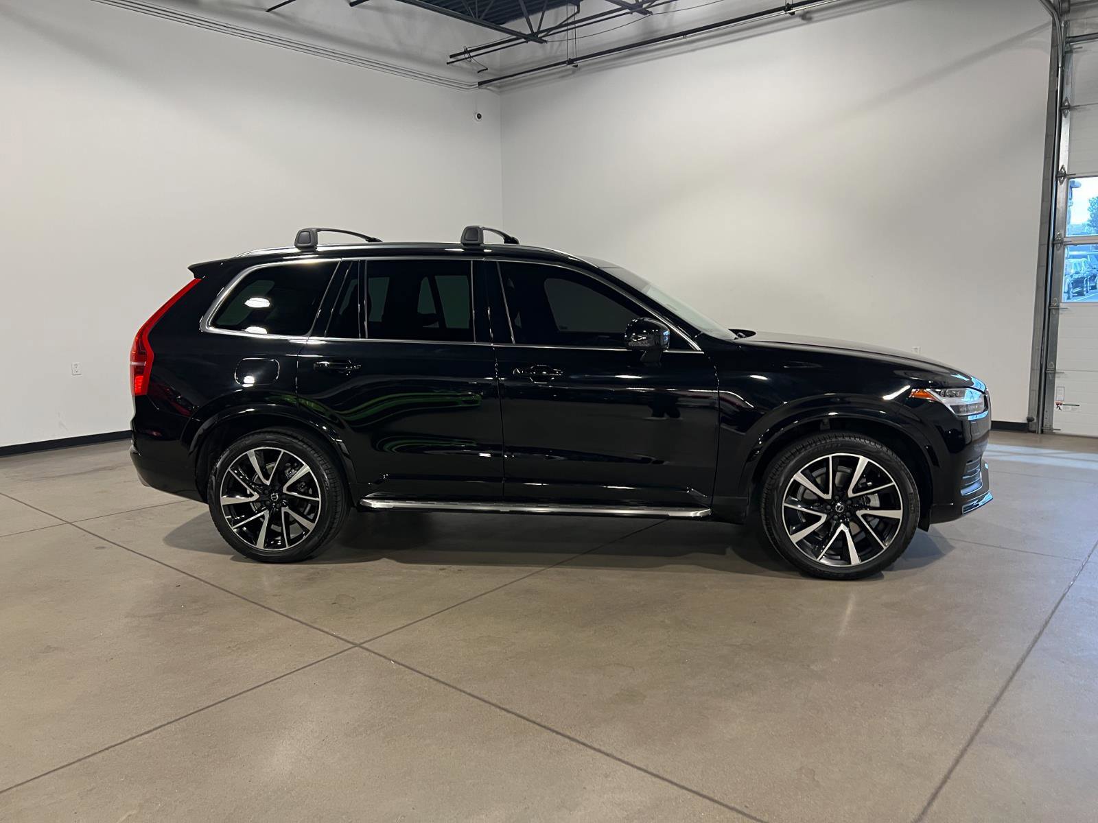 Used 2021 Volvo XC90 T6 Momentum image 2
