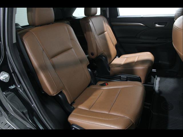 Used 2018 Toyota Highlander Limited AWD/4WD image 17