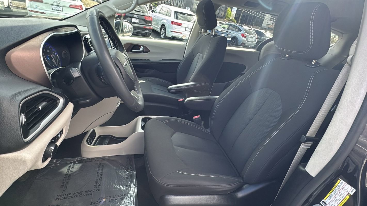 Used 2023 Chrysler Voyager LX image 10