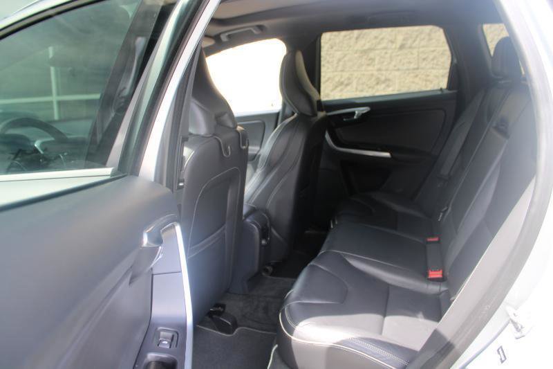 Used 2017 Volvo XC60 T6 R-Design w/ Protection Package AWD/4WD image 9