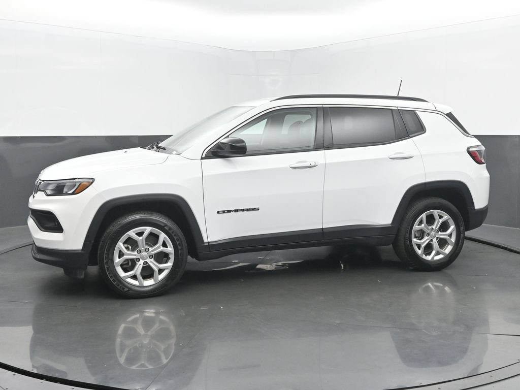 Used 2024 Jeep Compass Latitude AWD/4WD image 2