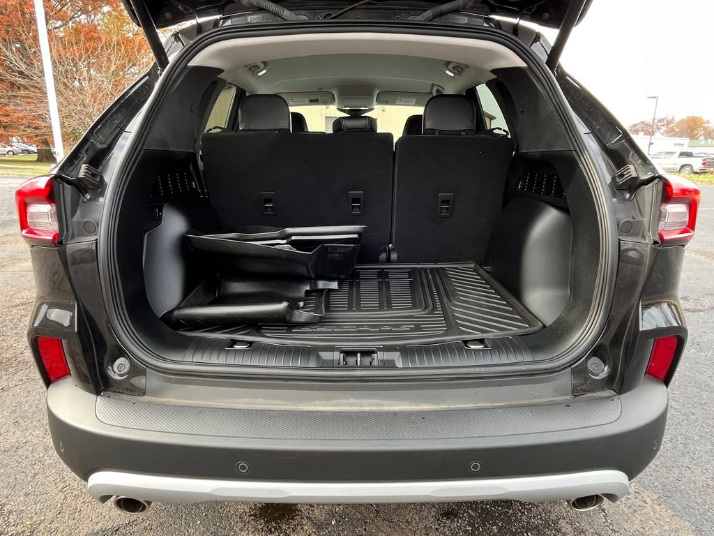 Used 2023 Ford Escape Platinum image 4