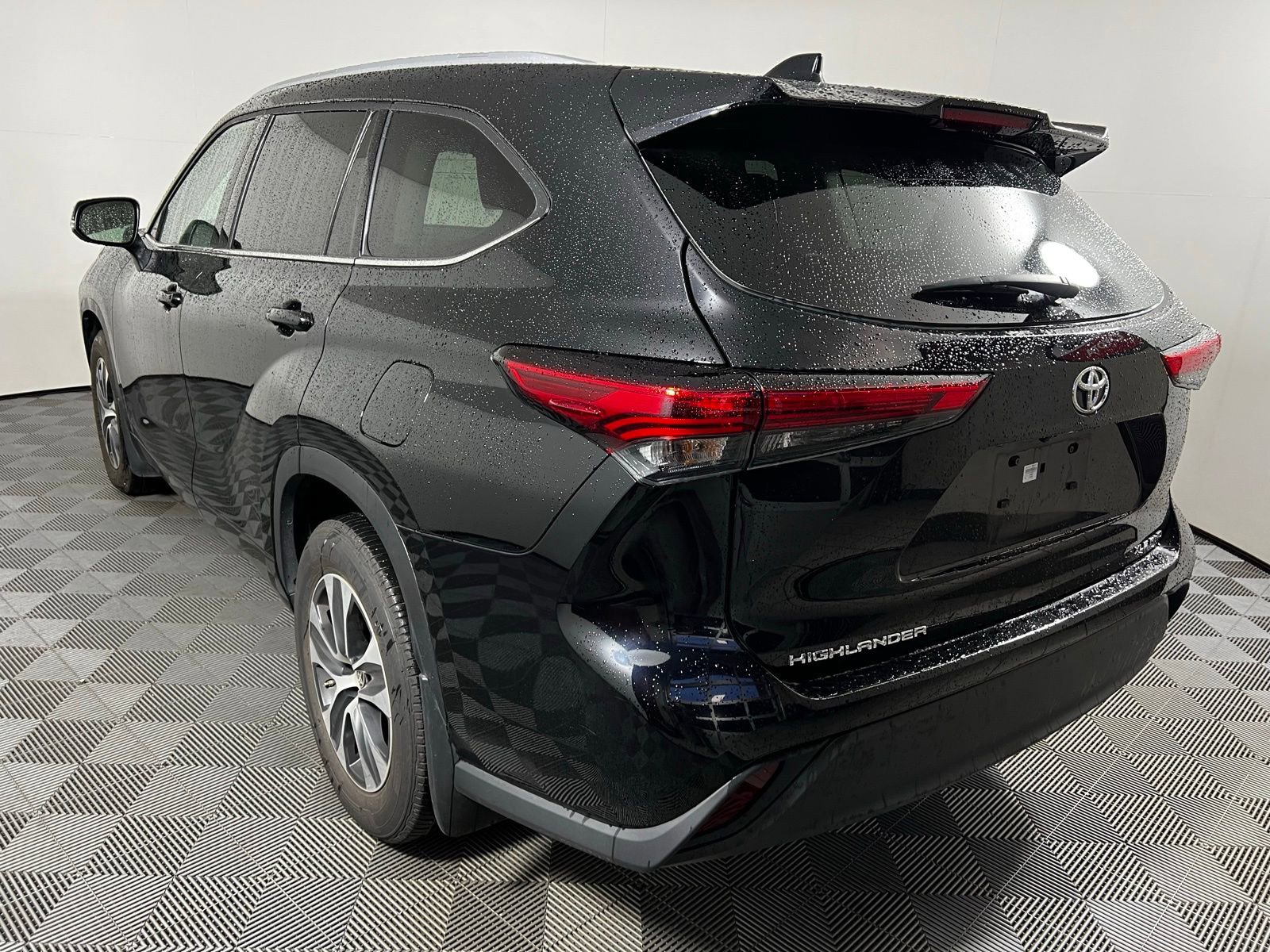 Certified 2022 Toyota Highlander XLE image 7