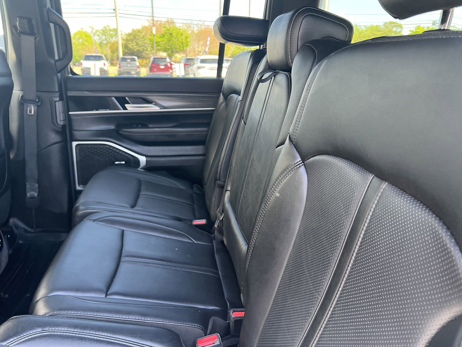 Used 2024 Jeep Wagoneer L Series II w/ Flexible Seating Group AWD/4WD image 11