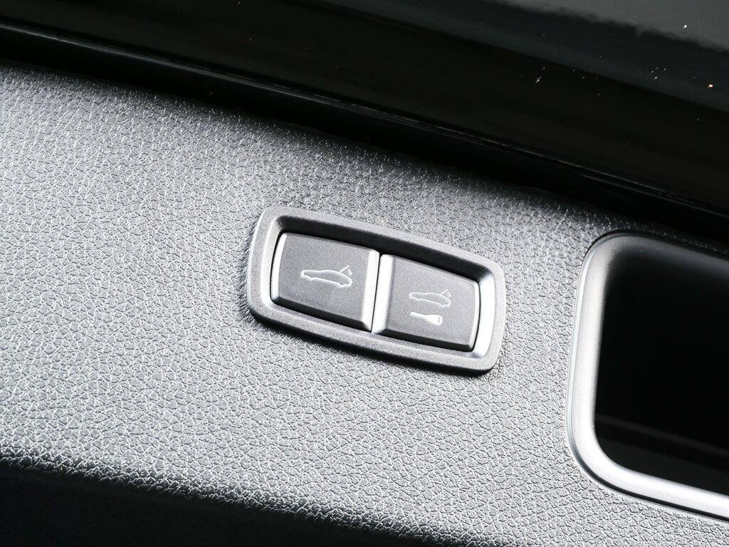 Certified 2026 Porsche Macan AWD/4WD image 30