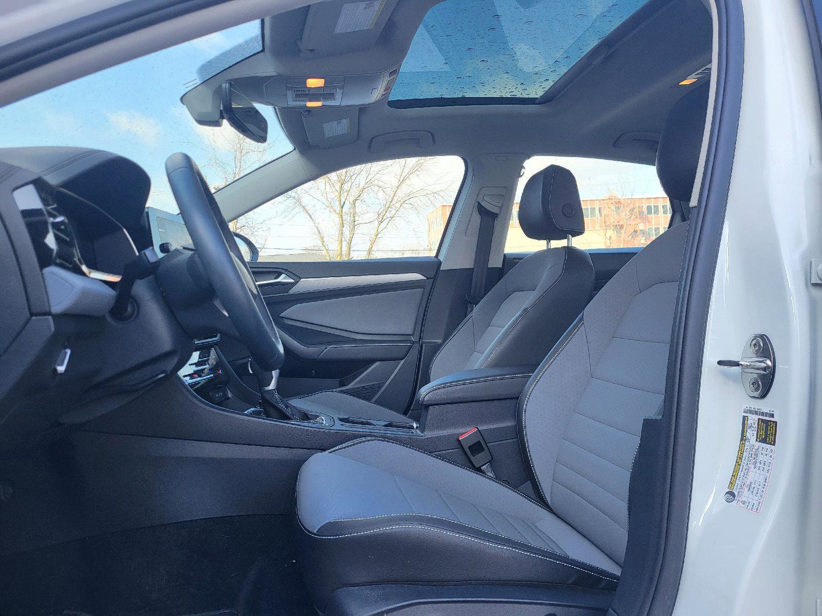 Used 2025 Volkswagen Jetta SE w/ Sunroof Package image 9