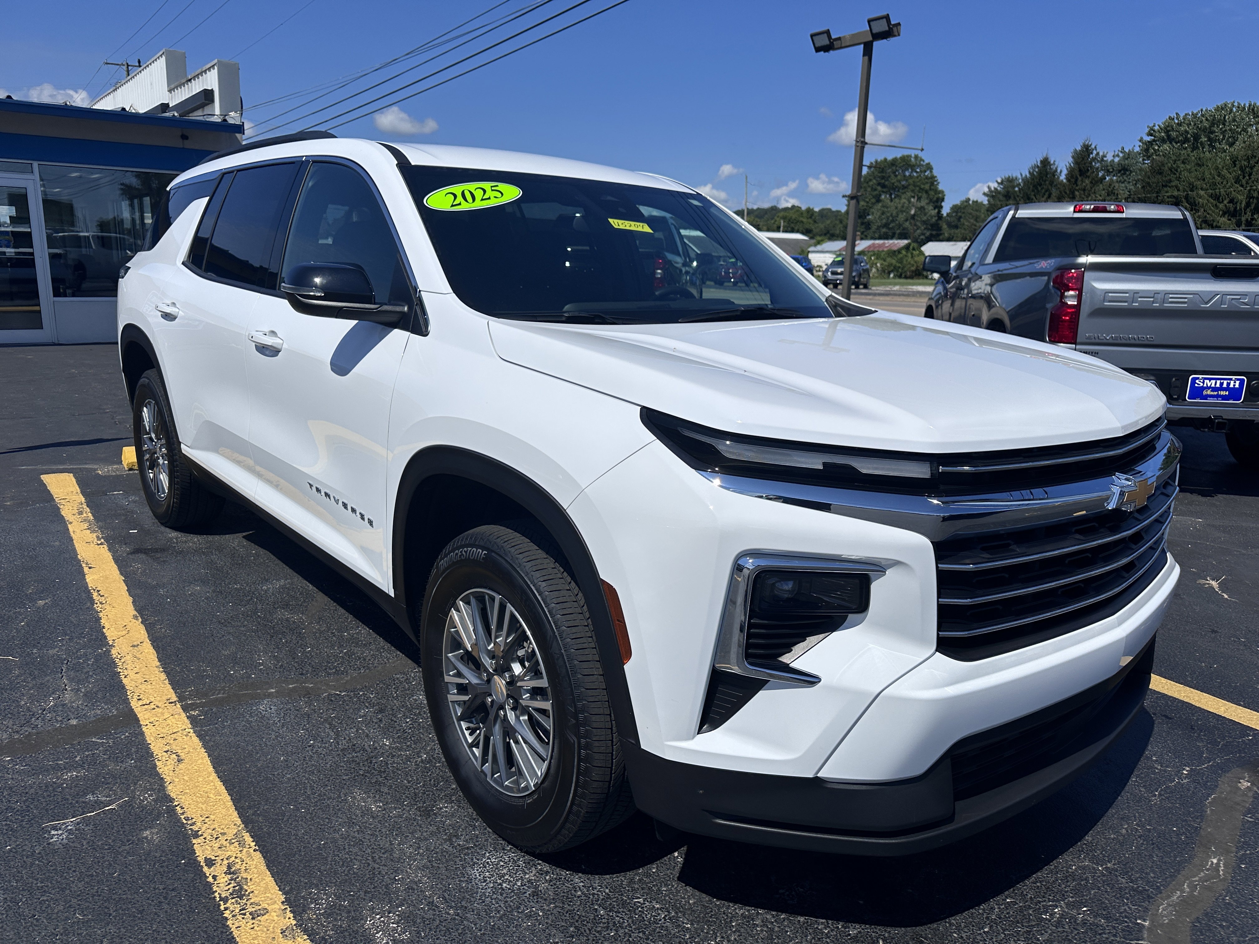 Used 2025 Chevrolet Traverse LT image 2