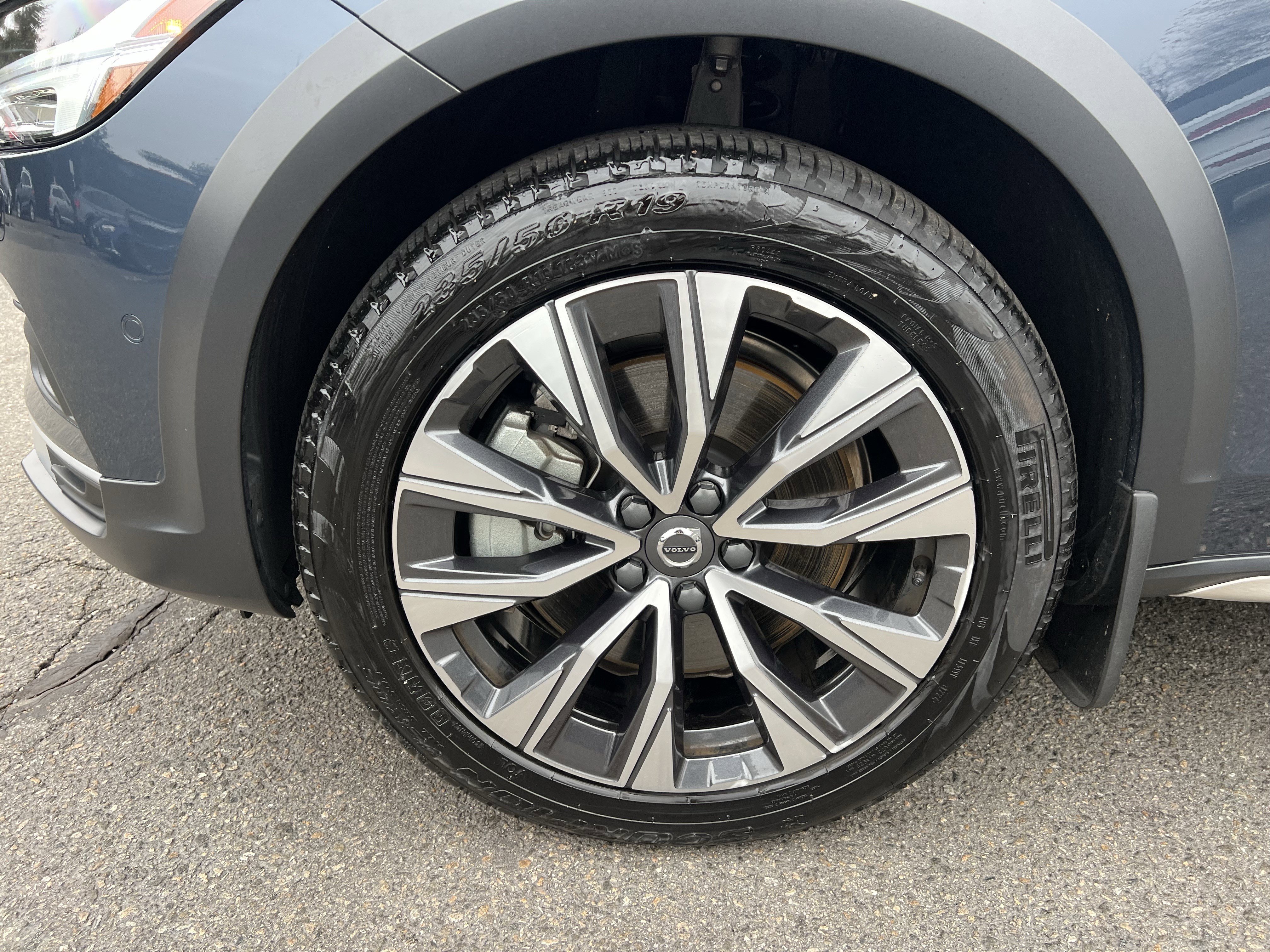 Used 2025 Volvo V90 B6 Cross Country Plus image 8