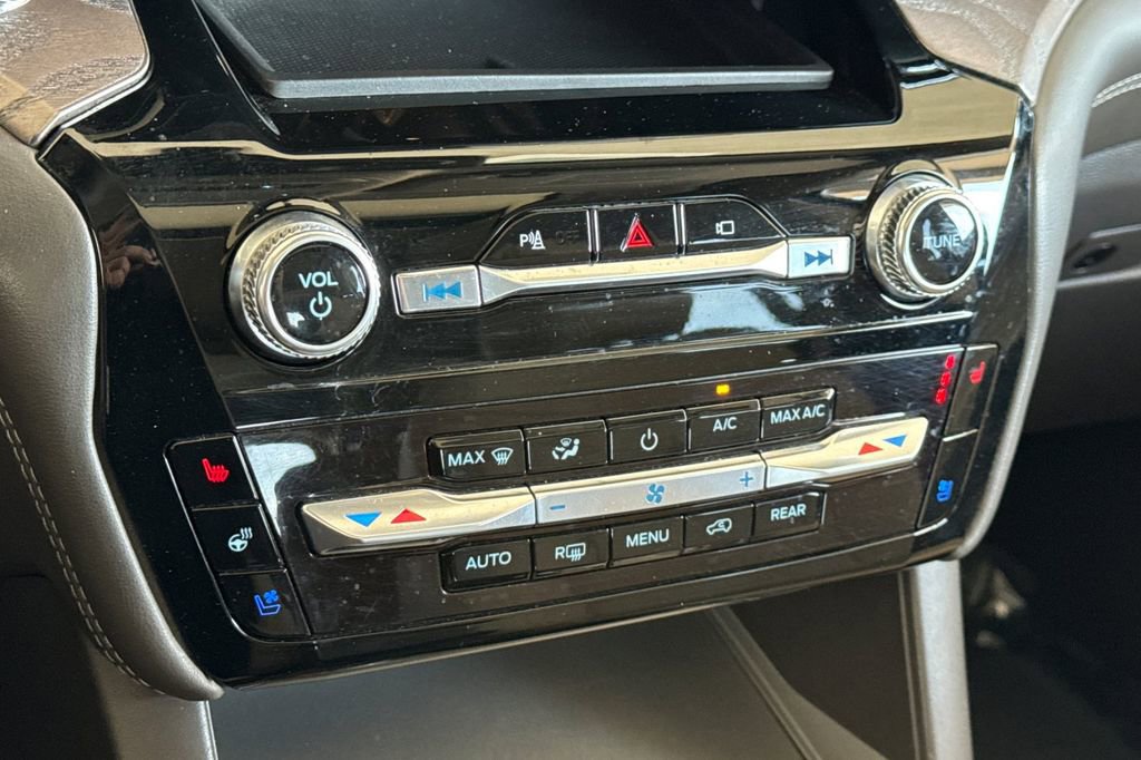 Used 2022 Ford Explorer Platinum w/ Class IV Trailer Tow Package image 26