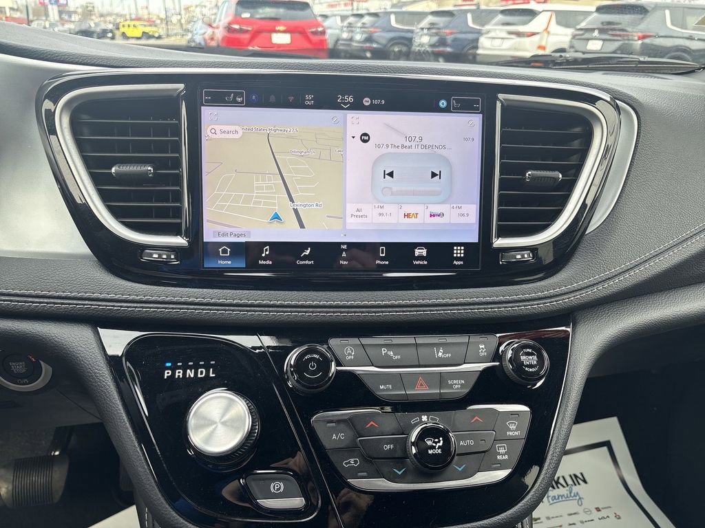 Used 2025 Chrysler Pacifica Limited image 12