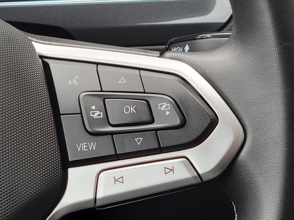 Used 2022 Volkswagen Tiguan SE w/ Panoramic Sunroof Package image 9