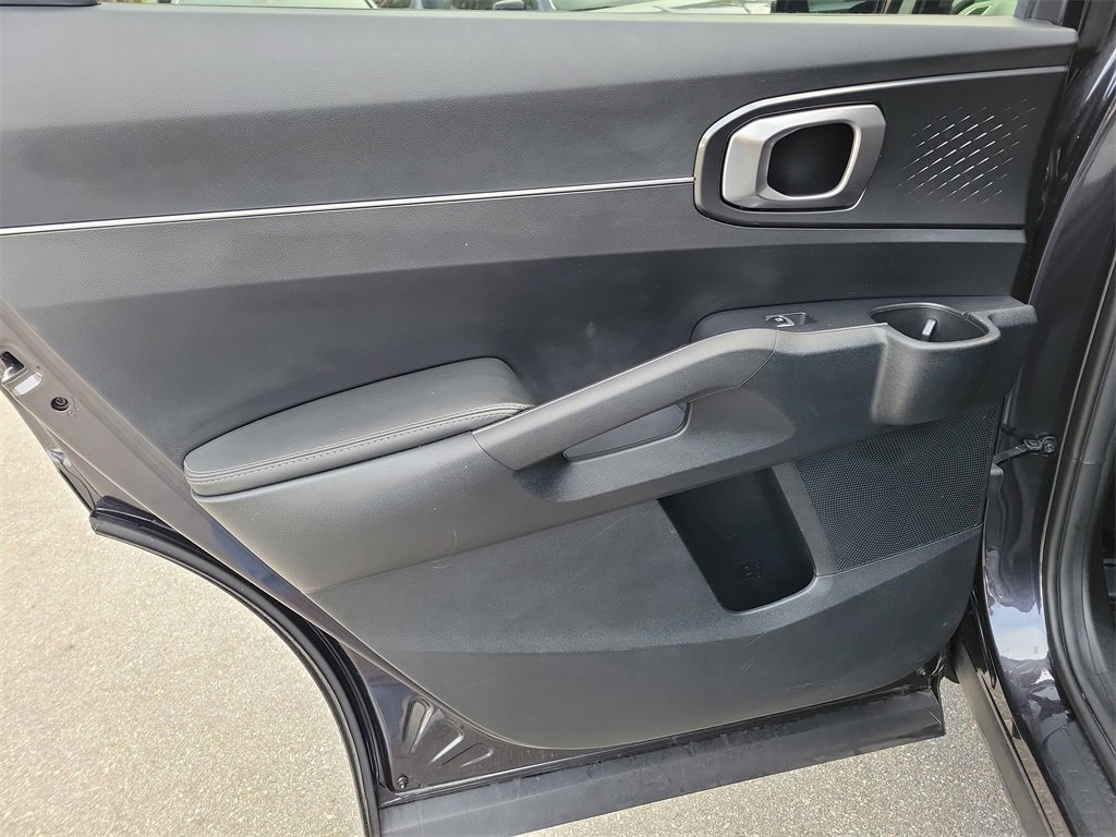 Used 2025 Kia Sorento LX image 9