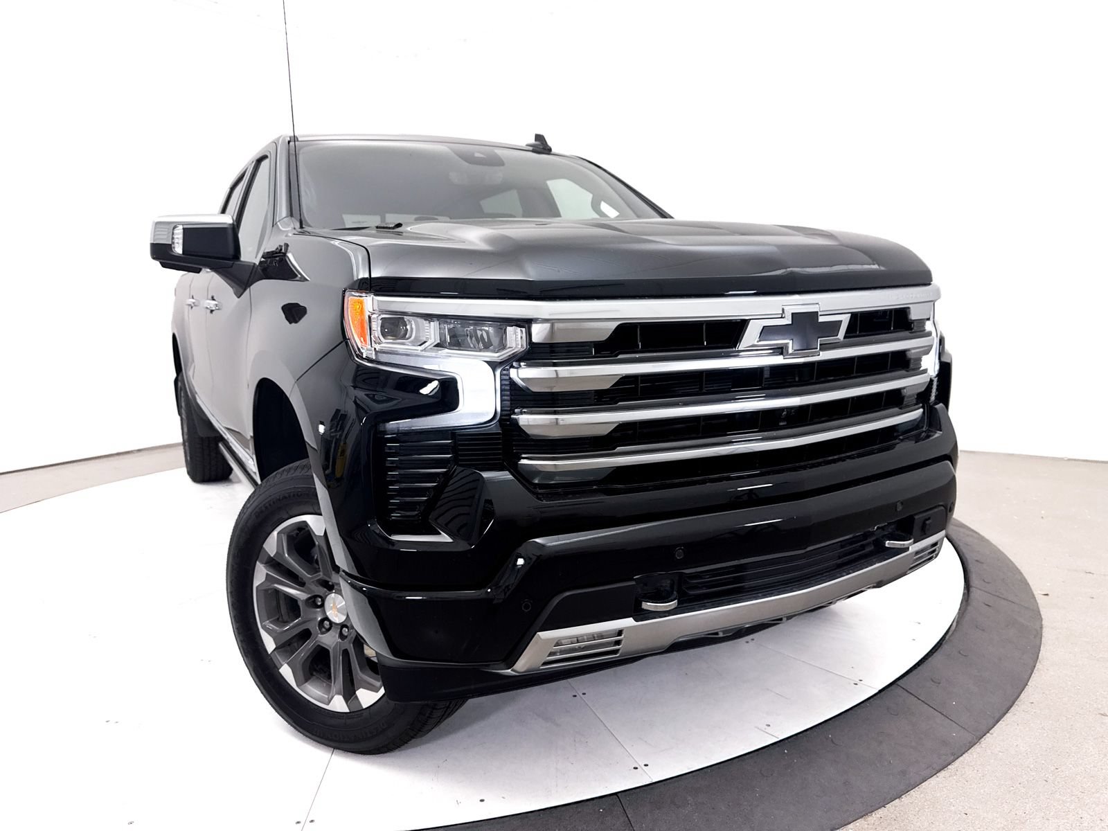 Used 2024 Chevrolet Silverado 1500 High Country w/ Technology Package AWD/4WD image 8