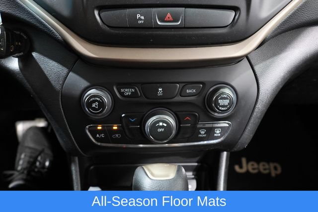 Used 2017 Jeep Cherokee Latitude w/ Safety/Convenience Group AWD/4WD image 21