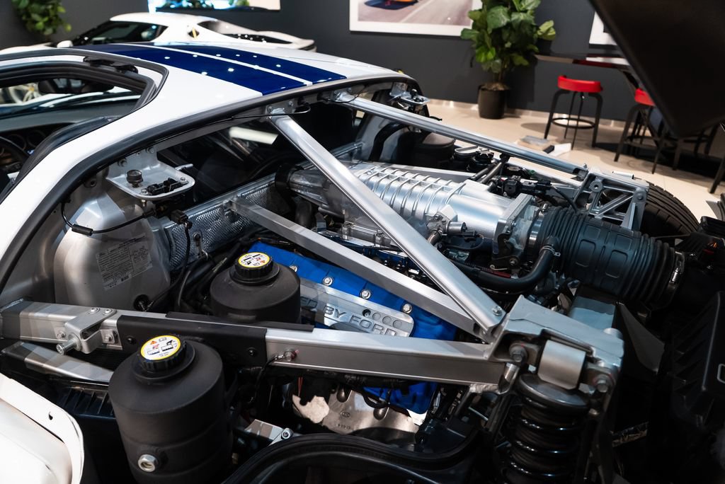 Used 2005 Ford GT RWD image 24