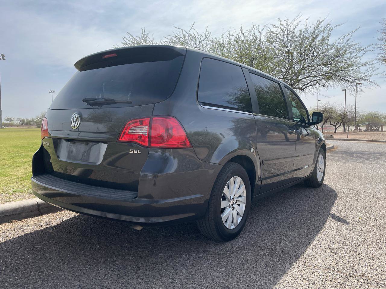 Used 2012 Volkswagen Routan SEL FWD image 5