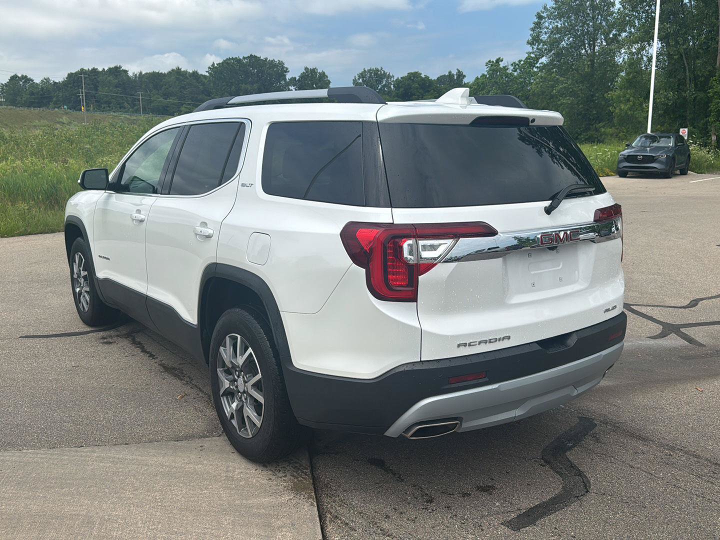 Used 2023 GMC Acadia SLT w/ Preferred Package AWD/4WD image 3
