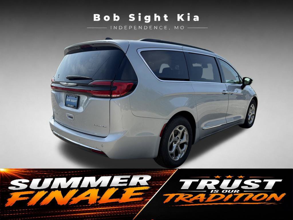 Used 2023 Chrysler Pacifica Limited FWD image 16