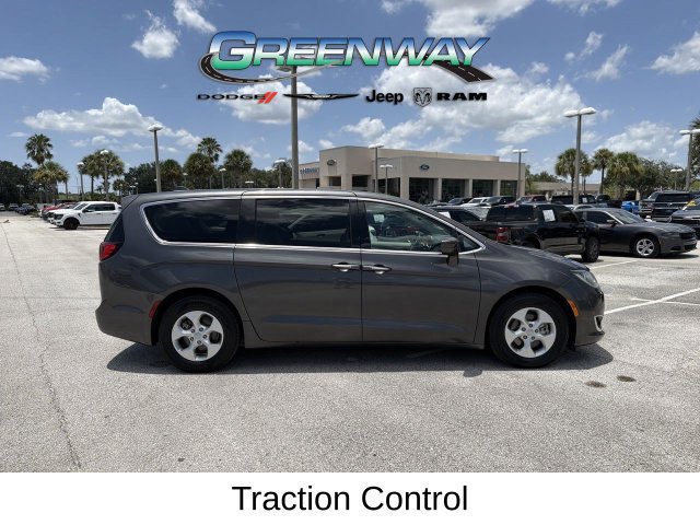 Used 2017 Chrysler Pacifica Touring Plus FWD image 3