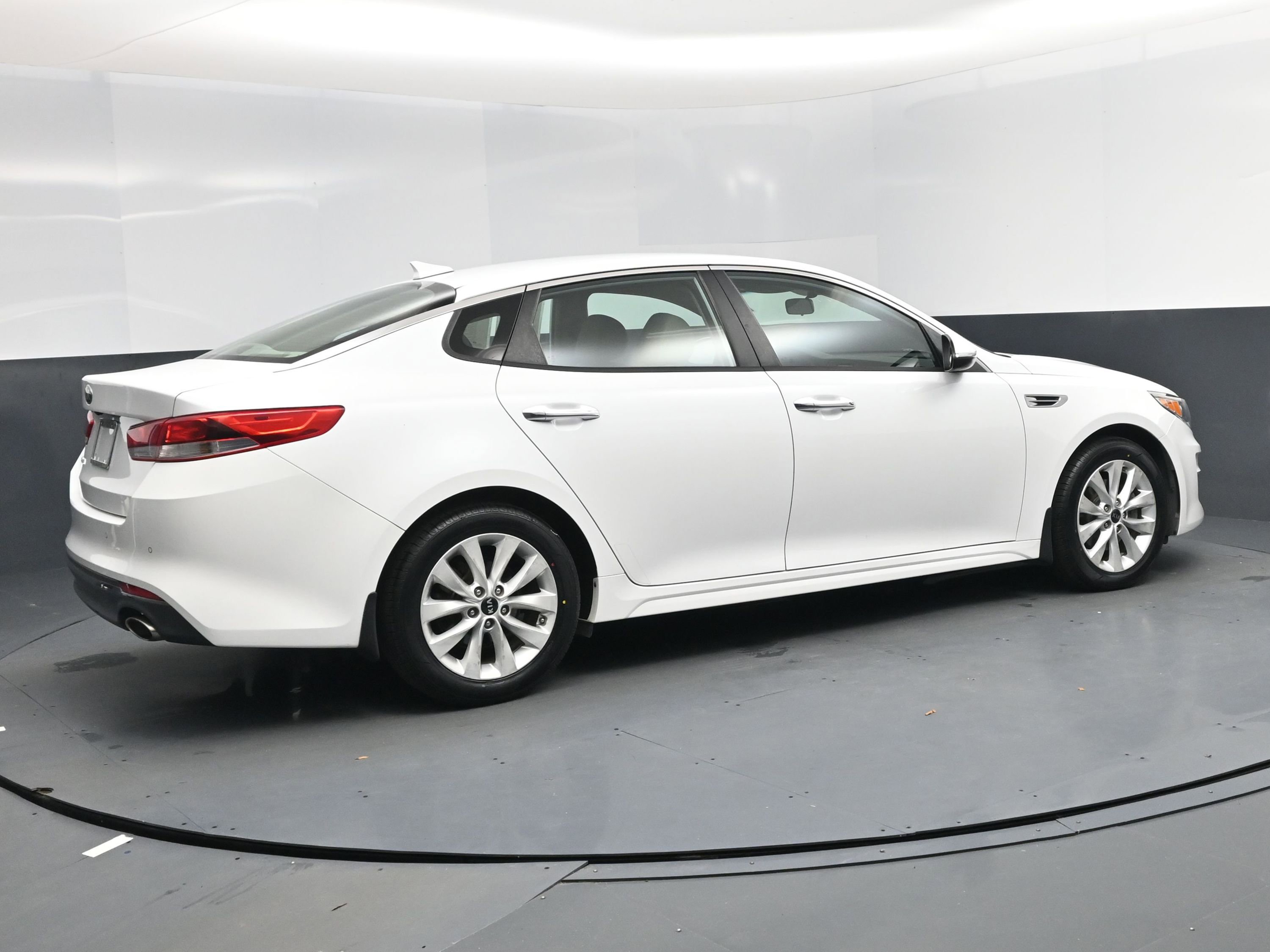Used 2018 Kia Optima LX w/ 17" Alloy Wheels Package image 4