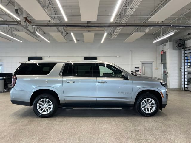 Used 2025 Chevrolet Suburban LT AWD/4WD image 4