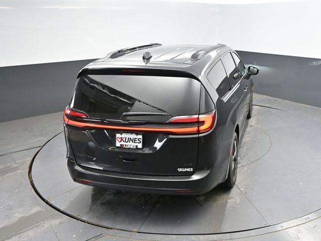 Used 2023 Chrysler Pacifica Touring-L w/ S Appearance Package AWD/4WD image 43