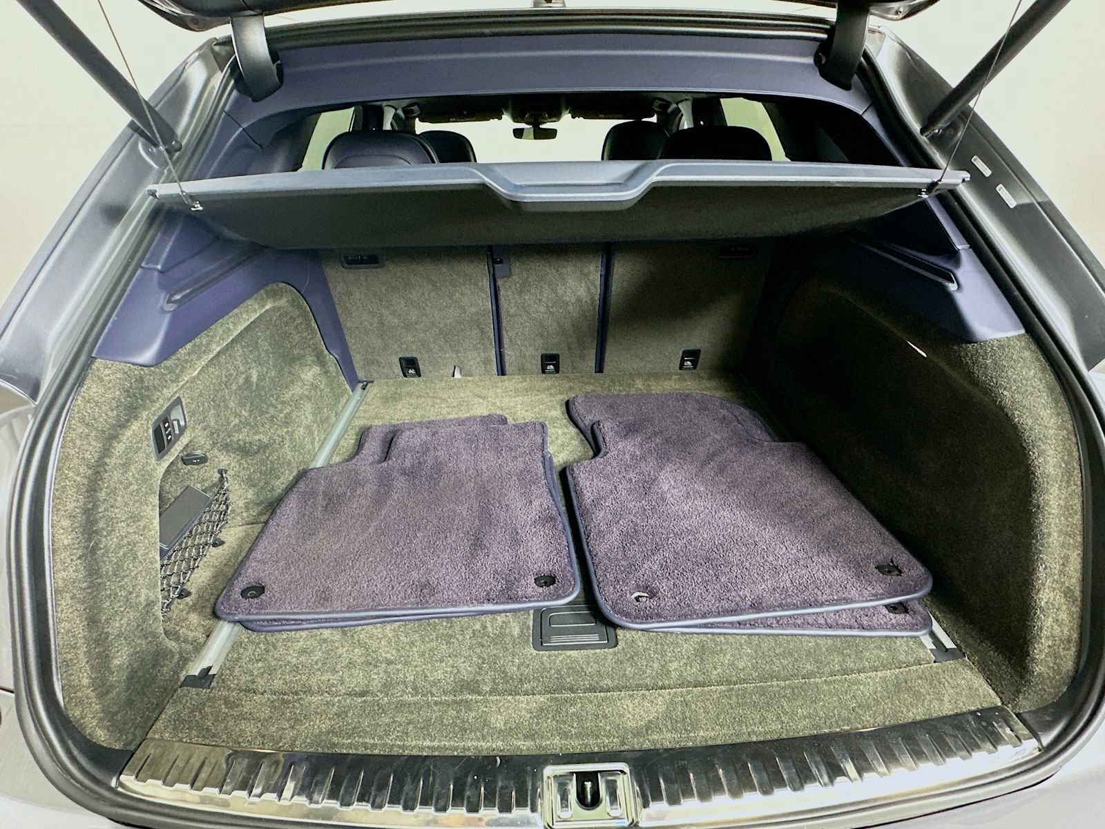 Used 2023 Bentley Bentayga Extended Wheelbase AWD/4WD image 43