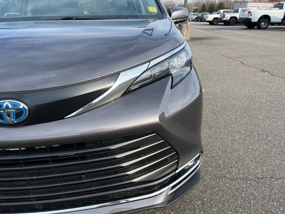 Certified 2024 Toyota Sienna XLE image 29