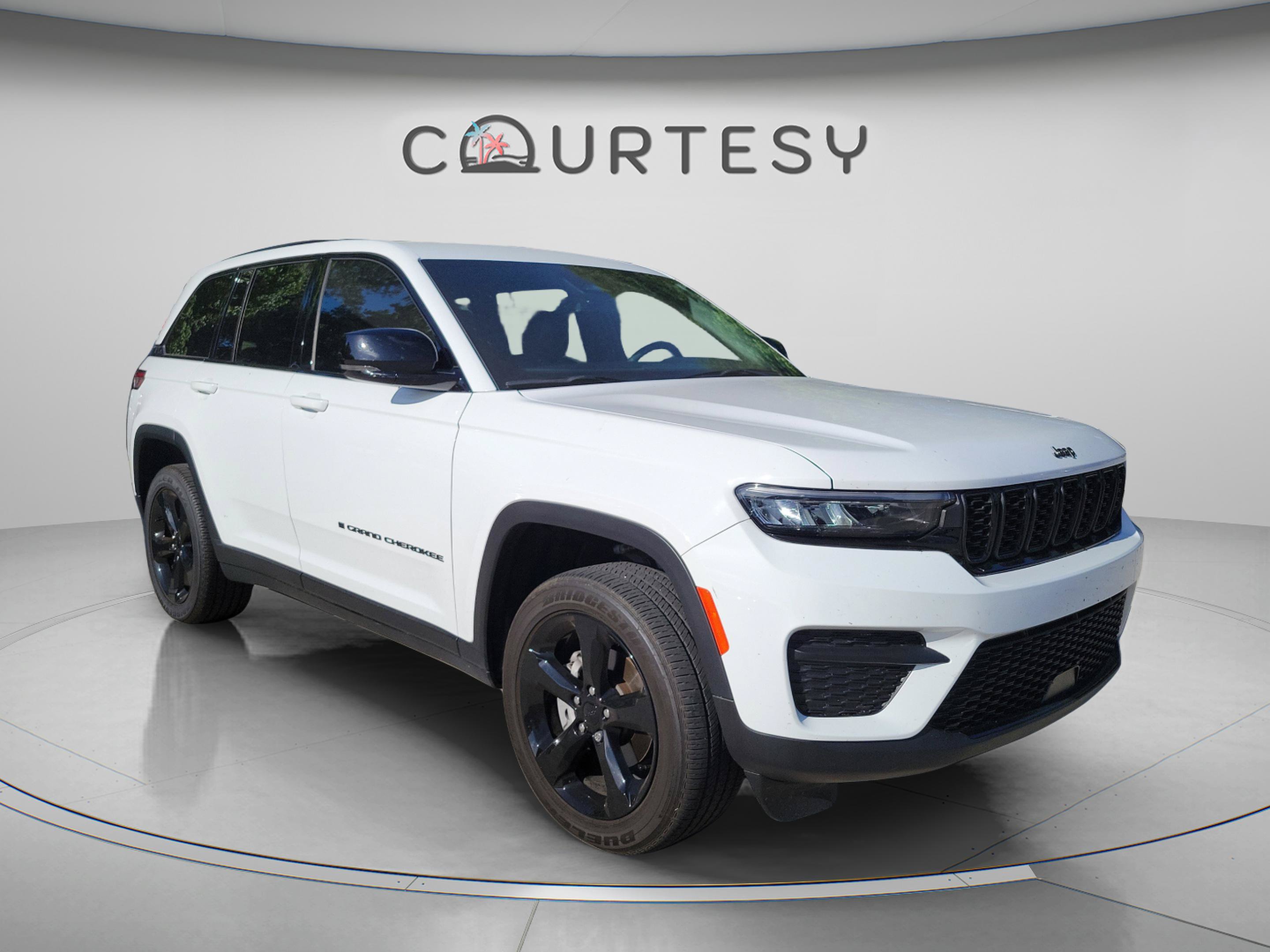 Certified 2025 Jeep Grand Cherokee Altitude AWD/4WD image 4