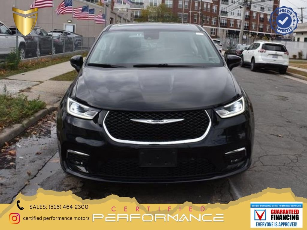 Used 2025 Chrysler Pacifica Select