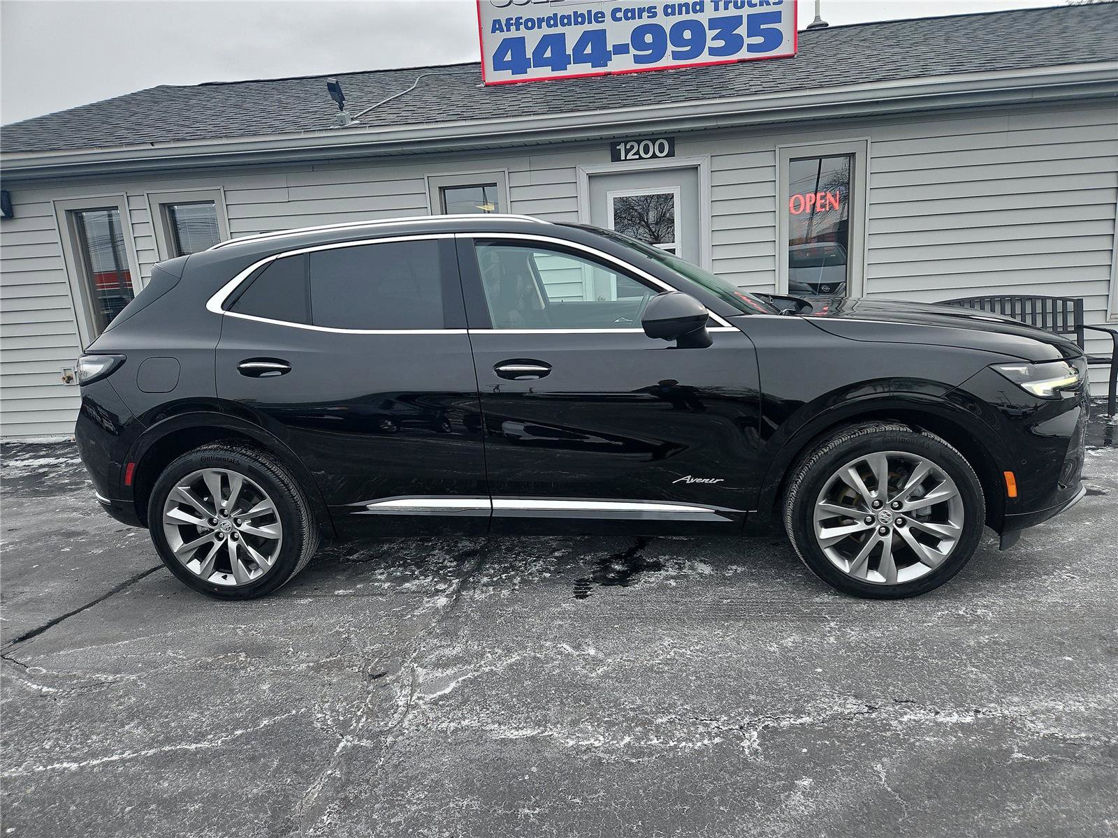 Used 2022 Buick Envision Avenir w/ Technology Package II image 2