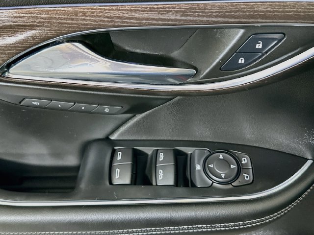 Used 2022 Buick Envision Avenir w/ Safety Package FWD image 23