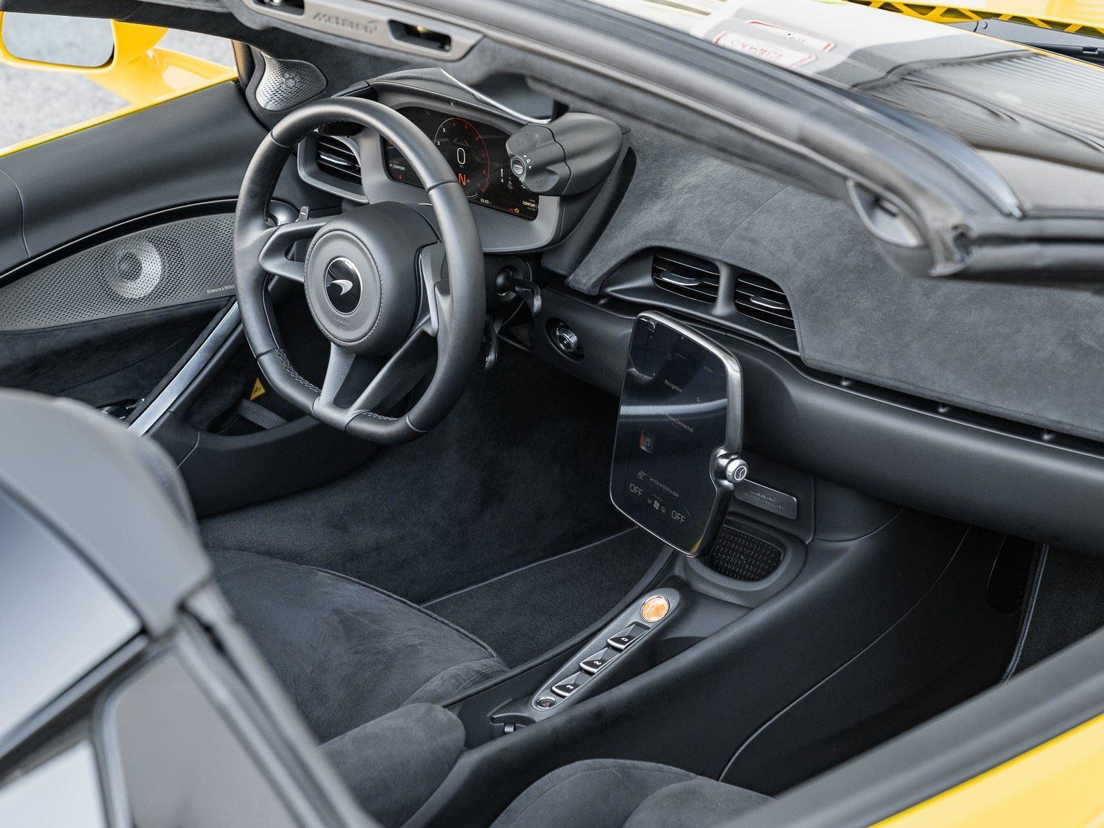 Used 2025 McLaren Artura Spider image 15