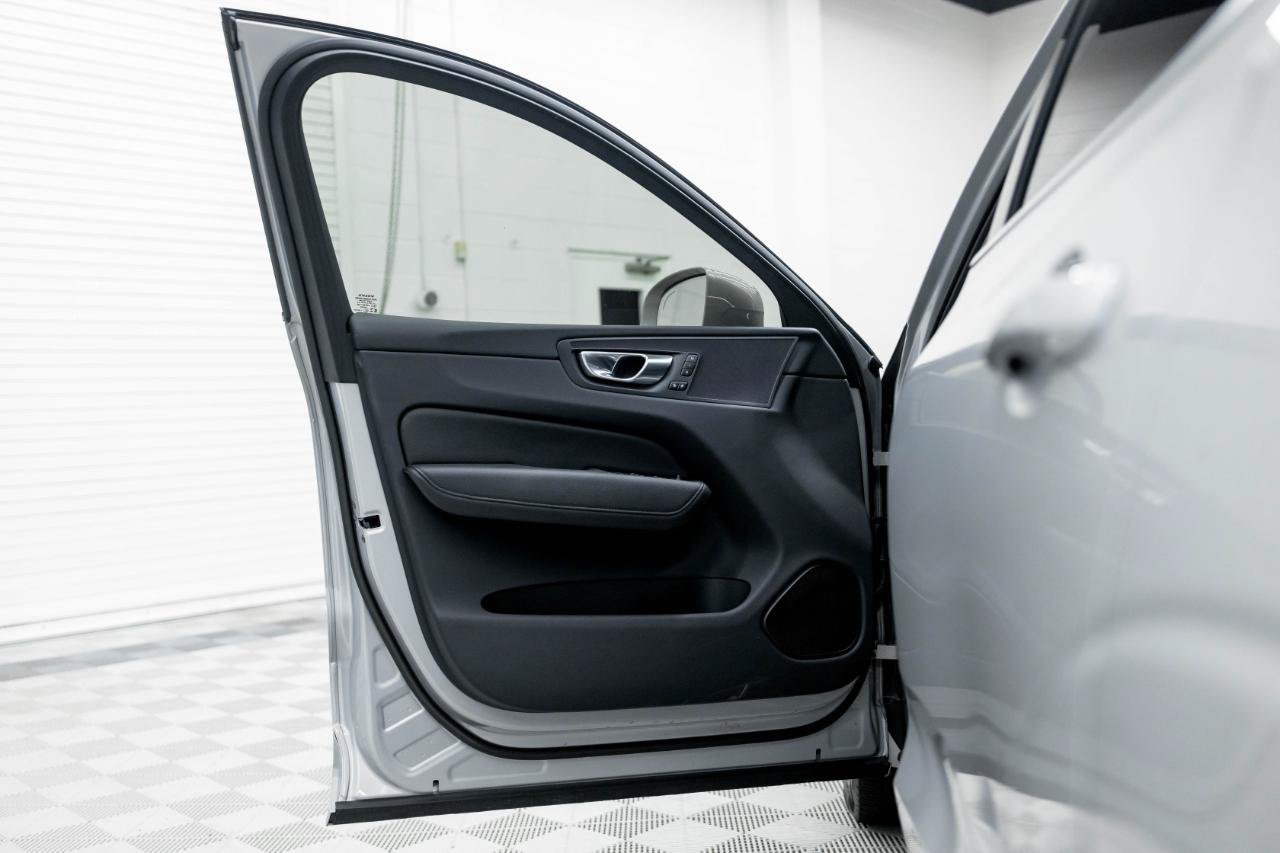 Used 2022 Volvo XC60 B5 Momentum w/ Climate Package FWD image 27