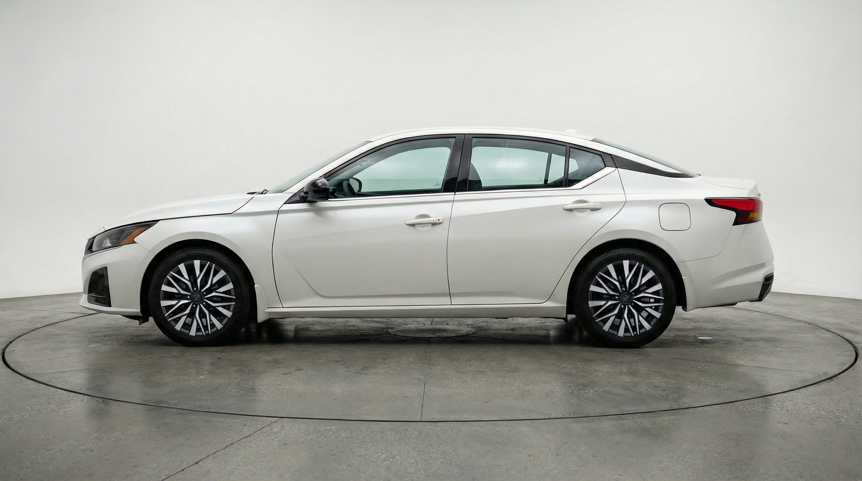 Used 2025 Nissan Altima 2.5 SV FWD image 5