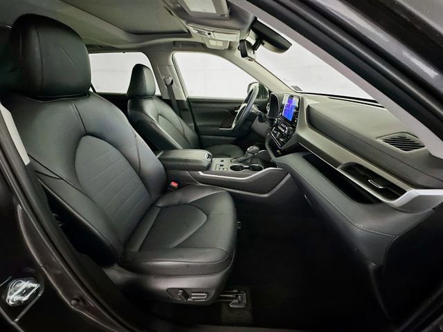 Used 2025 Toyota Highlander XLE image 28