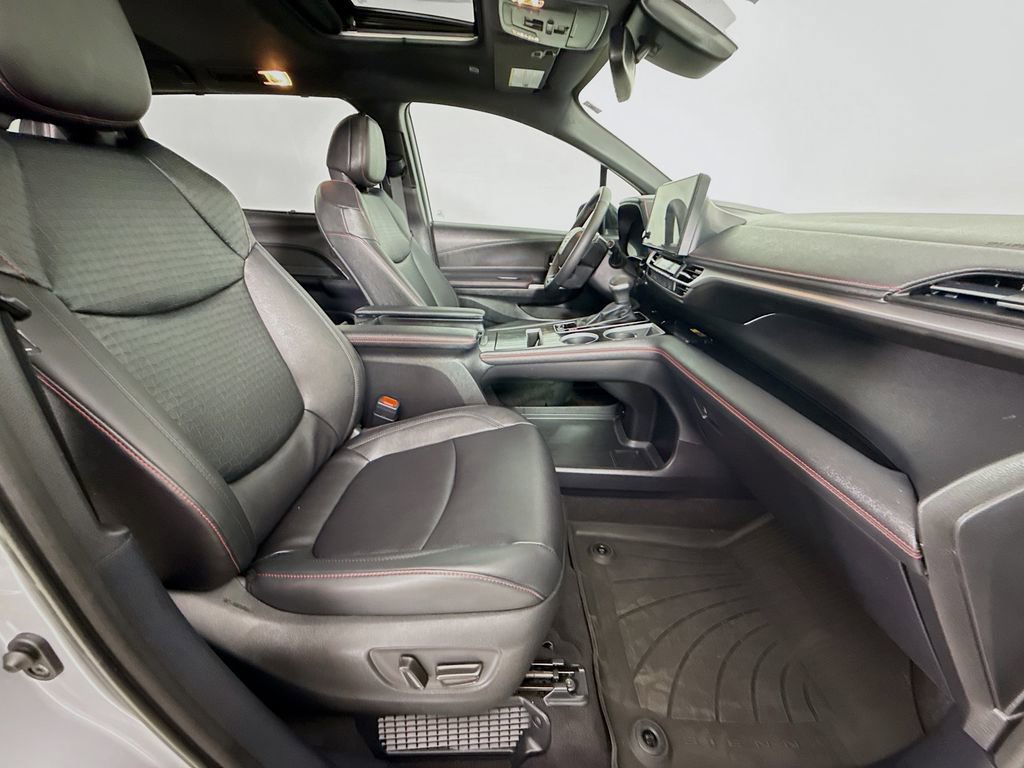 Certified 2025 Toyota Sienna XSE image 32
